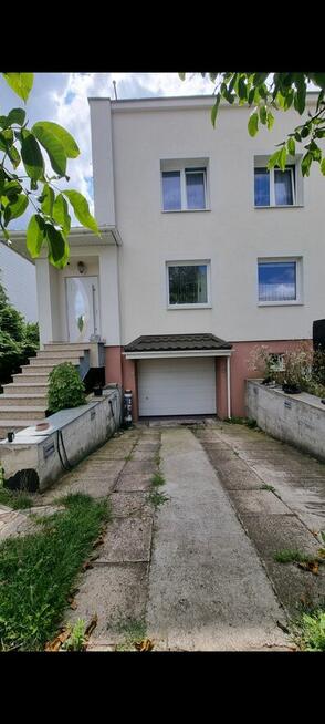 Dom bliźniak w spokojnej, cichej okolicy centrum miasta.