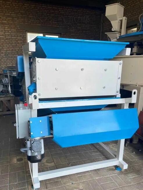 Przesiewacz wibracyjny GV-500 z przenośnikiem taśmowym