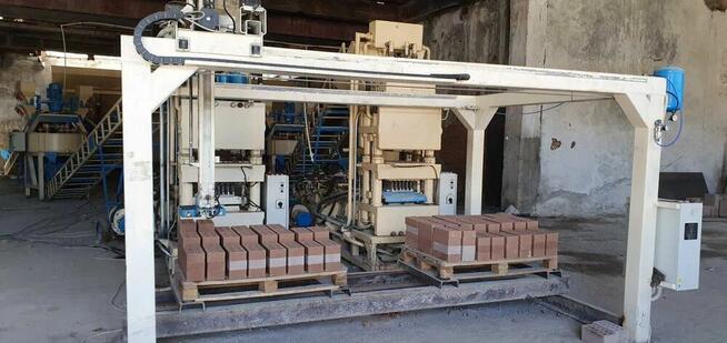 Manipulator automatyczny do ukladan ia cegieł bloków i kostk