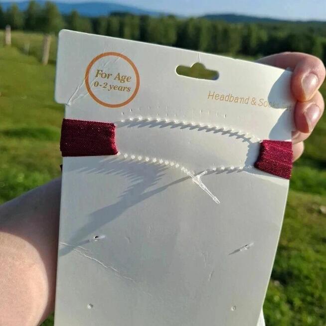 Komplet niemowlęcy – bordowa opaska i białe skarpetki z koka