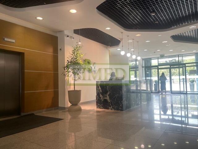 Otwarta przestrzeń,kuchnia, serwerownia ,parking .