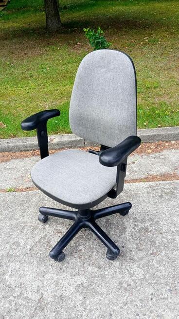 Fotel biurowy Nowy styl Bravo szary czarny fotele krzesła