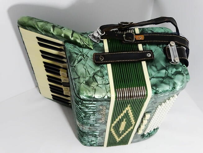 Akordeon fortepianowy 34 klawisze 80 basów 5 rejestrów Marka