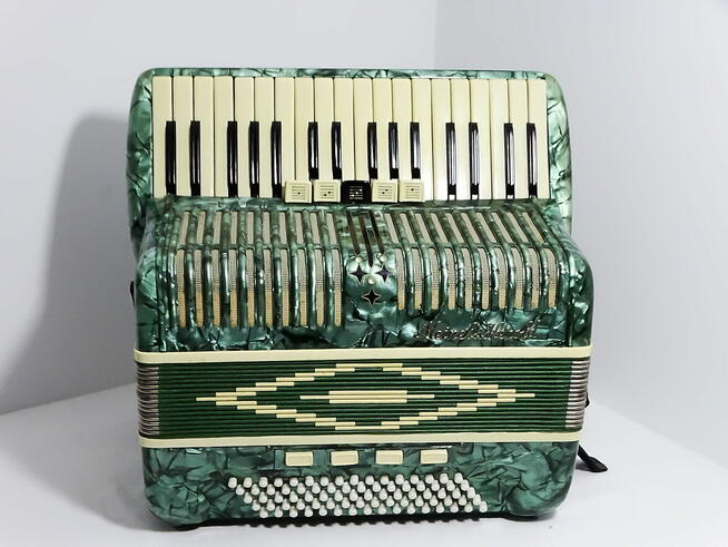 Akordeon fortepianowy 34 klawisze 80 basów 5 rejestrów Marka