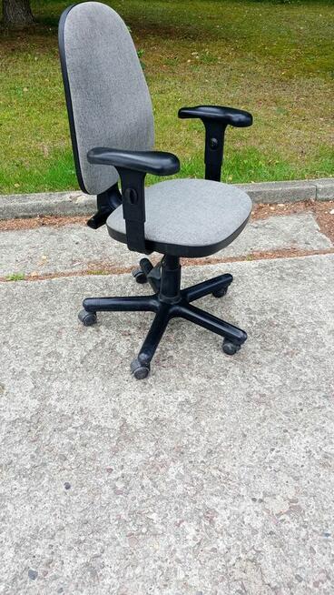 Fotel biurowy Nowy styl Bravo szary czarny fotele krzesła