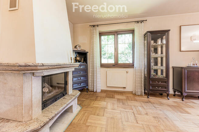 Dom z bezpośrednim widokiem na las w Wesołej