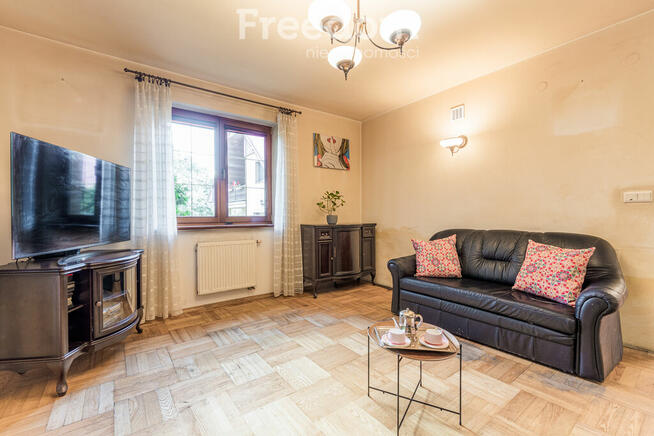 Dom z bezpośrednim widokiem na las w Wesołej