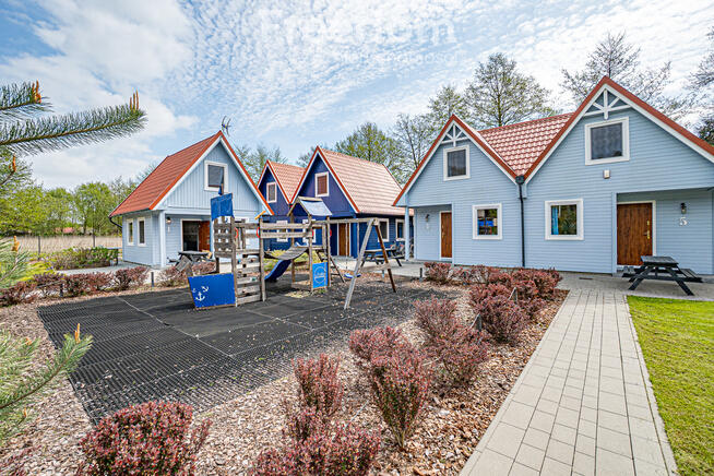 Domki dla turystów nad morzem nieopodal lasu