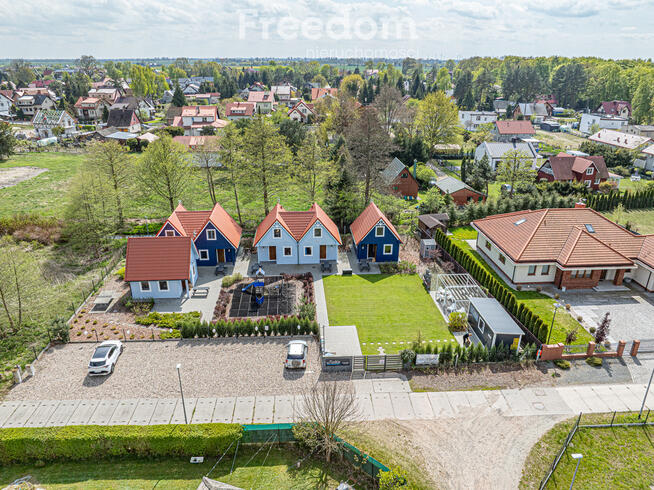 Domki dla turystów nad morzem nieopodal lasu