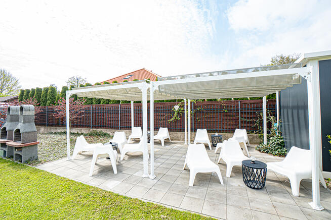 Domki dla turystów nad morzem nieopodal lasu