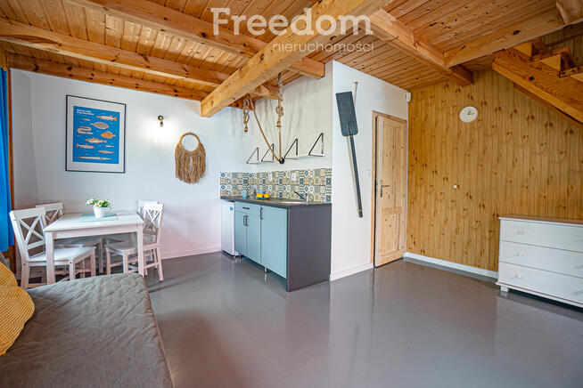 Domki dla turystów nad morzem nieopodal lasu