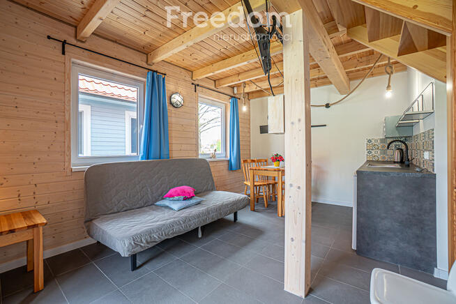 Domki dla turystów nad morzem nieopodal lasu