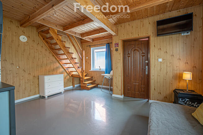 Domki dla turystów nad morzem nieopodal lasu