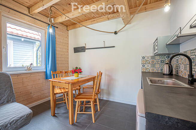 Domki dla turystów nad morzem nieopodal lasu