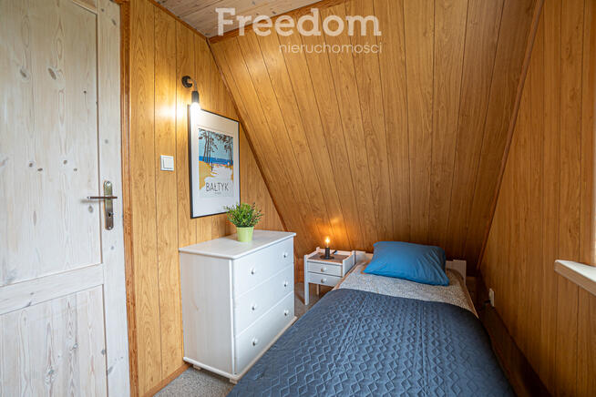 Domki dla turystów nad morzem nieopodal lasu