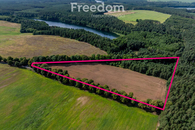 Działka w spokojnej okolicy nad jeziorem