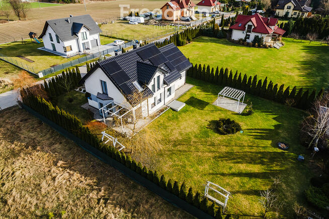 Dom na sprzedaż z pompą ciepła i fotowoltaiką