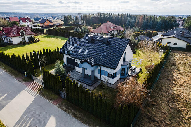 Dom na sprzedaż z pompą ciepła i fotowoltaiką