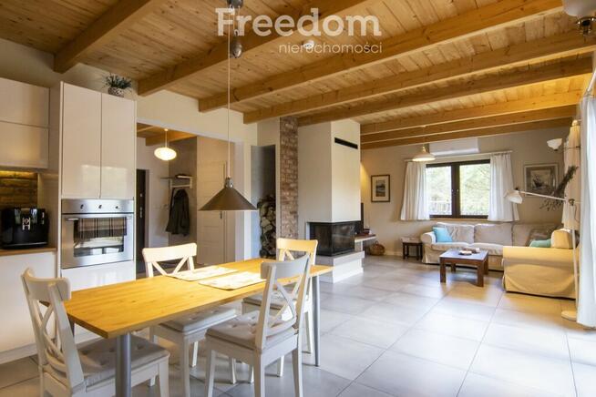 Uroczy dom w otoczeniu przyrody, blisko jeziora