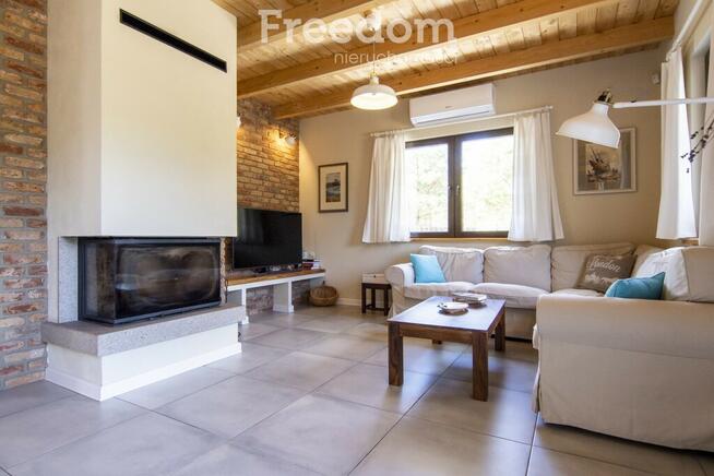 Uroczy dom w otoczeniu przyrody, blisko jeziora