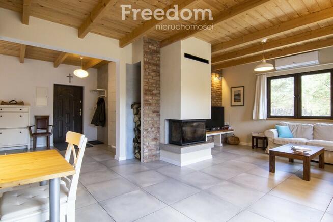 Uroczy dom w otoczeniu przyrody, blisko jeziora