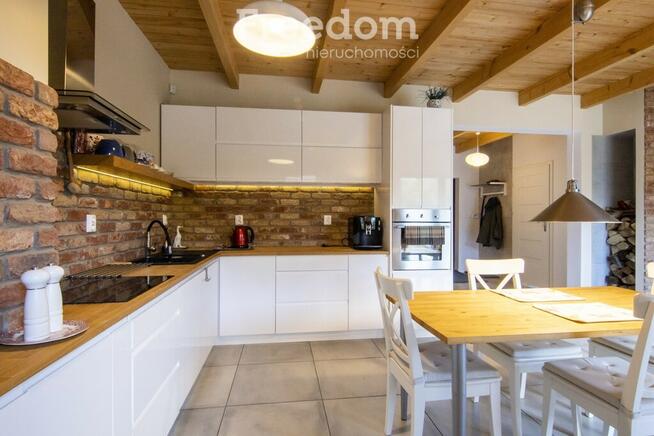 Uroczy dom w otoczeniu przyrody, blisko jeziora