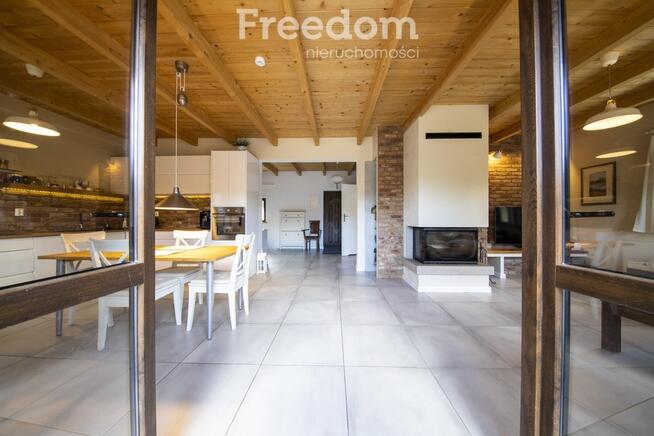 Uroczy dom w otoczeniu przyrody, blisko jeziora