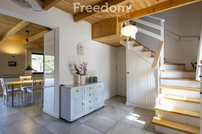 Uroczy dom w otoczeniu przyrody, blisko jeziora