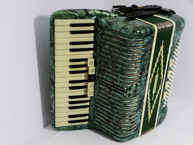 Akordeon fortepianowy 34 klawisze 80 basów 5 rejestrów Marka
