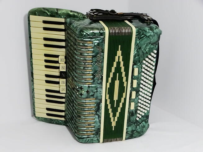 Akordeon fortepianowy 34 klawisze 80 basów 5 rejestrów Marka
