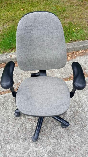 Fotel biurowy Nowy styl Bravo szary czarny fotele krzesła