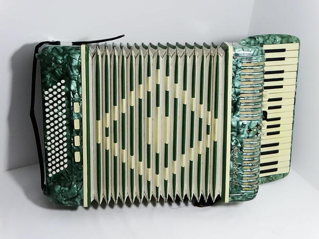 Akordeon fortepianowy 34 klawisze 80 basów 5 rejestrów Marka