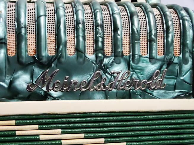 Akordeon fortepianowy 34 klawisze 80 basów 5 rejestrów Marka