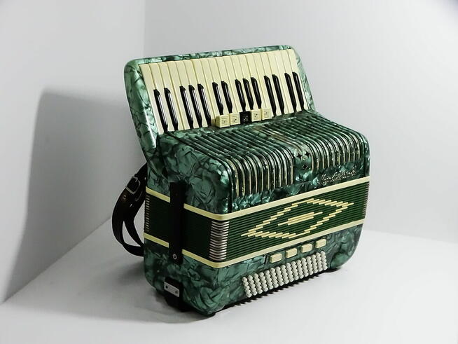 Akordeon fortepianowy 34 klawisze 80 basów 5 rejestrów Marka
