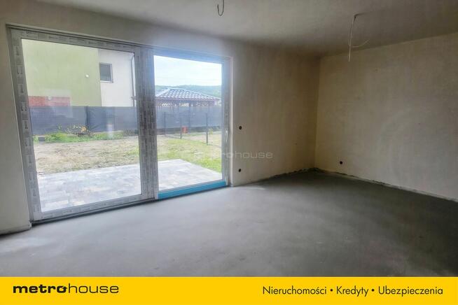 Dom z ogrodem w stanie deweloperskim w Redzie.