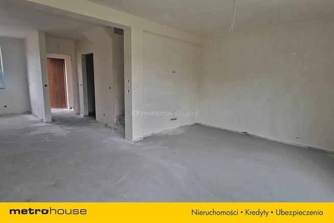 Dom z ogrodem w stanie deweloperskim w Redzie.