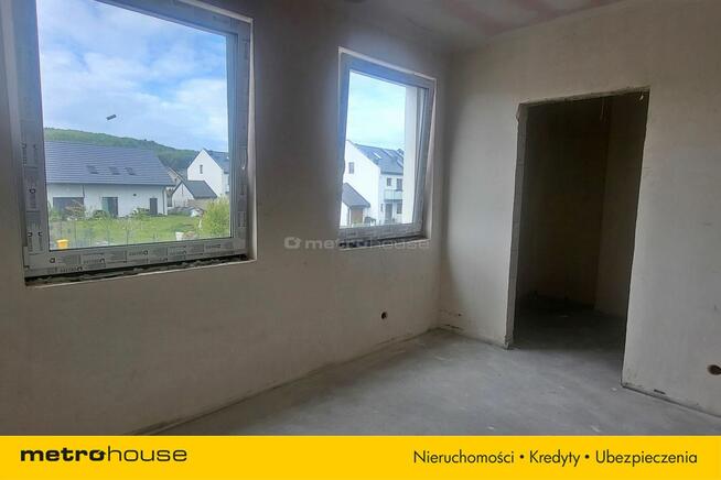 Dom z ogrodem w stanie deweloperskim w Redzie.