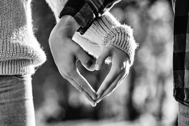 Sympatyczna para pozna interesującą dziewczynę, kobietę