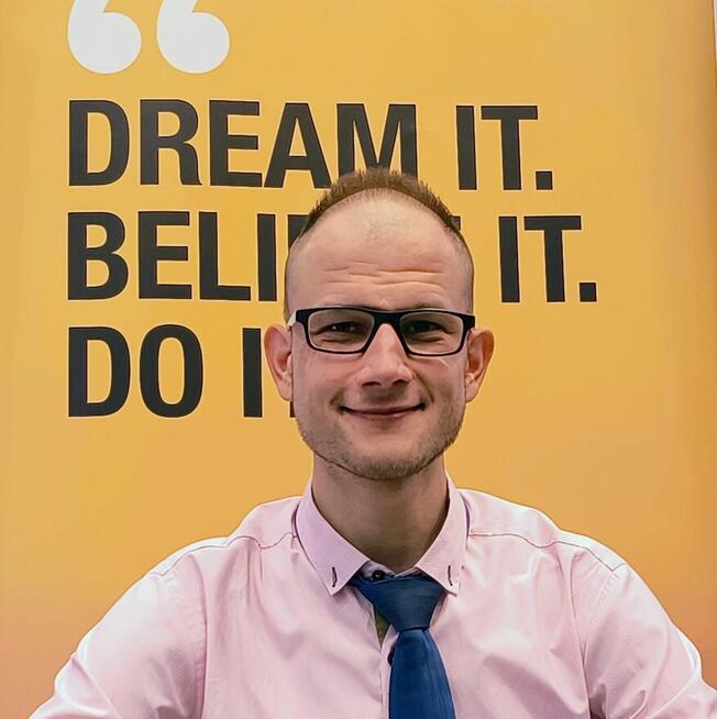 Relacja z interesującą kobieta z opisu