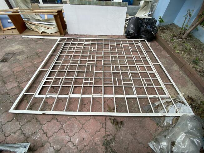 Krata solidna w okno może być do wewnątrz lokalu