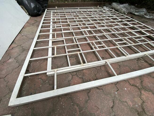 Krata solidna w okno może być do wewnątrz lokalu