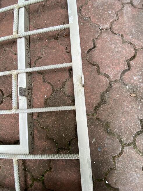 Krata solidna w okno może być do wewnątrz lokalu