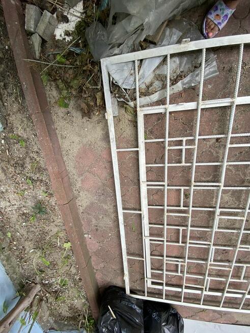 Krata solidna w okno może być do wewnątrz lokalu