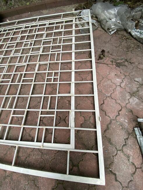 Krata solidna w okno może być do wewnątrz lokalu