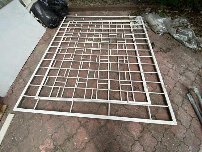 Krata solidna w okno może być do wewnątrz lokalu