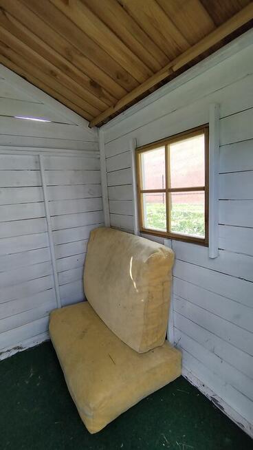 Drewniany domek dla dzieci