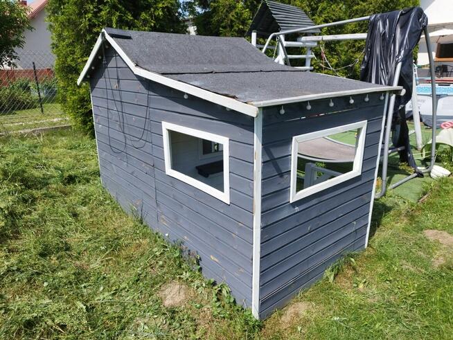 Drewniany domek dla dzieci