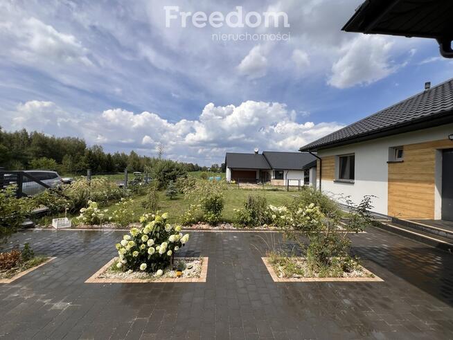 Piękny nowoczesny dom fotwoltaika pompa ciepła