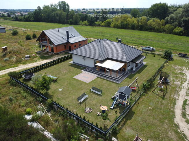 Piękny nowoczesny dom fotwoltaika pompa ciepła