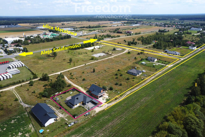 Piękny nowoczesny dom fotwoltaika pompa ciepła